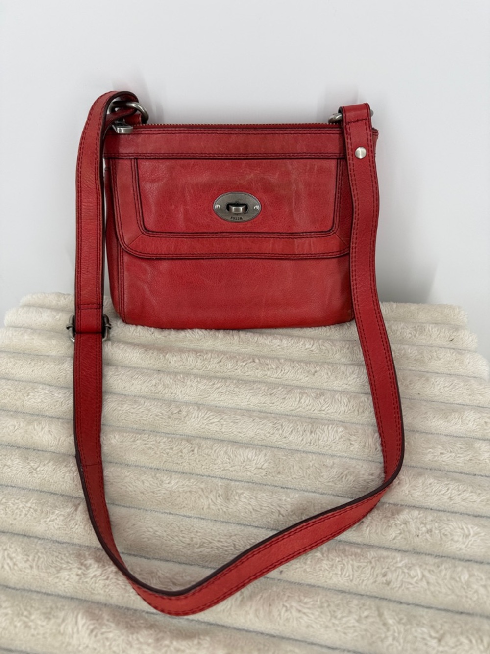 Fossil “Marlow” in Red Leather Crossbody Bag - Picture 1 of 13